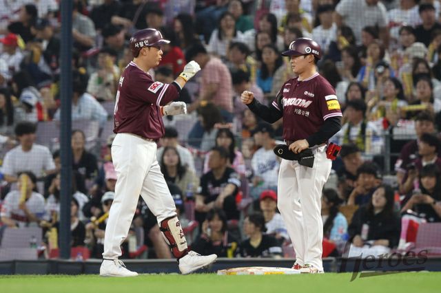 키움 이원석(왼쪽)은 24일 고척 KIA와 홈경기를 앞두고 179일 만에 1군에 합류했다. 그는 허리 통증을 털어내고 오른손 대타, 덕아웃 리더로서 활력을 불어넣을 예정이다. 사진제공｜키움 히어로즈