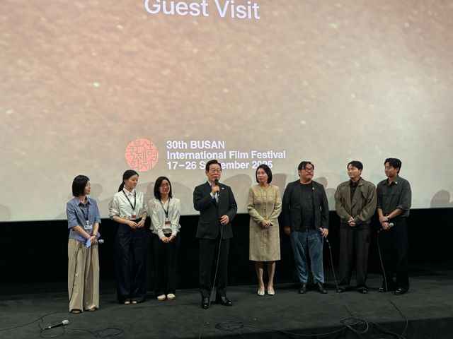 ▲ 왼쪽부터 김소미 기자(모더레이터), 고아성 배우, 윤가은 감독, 이재명 대통령, 김혜경 여사, 이종필 감독, 김대명 배우, 홍사빈 배우. 사진 출처=㈜티캐스트