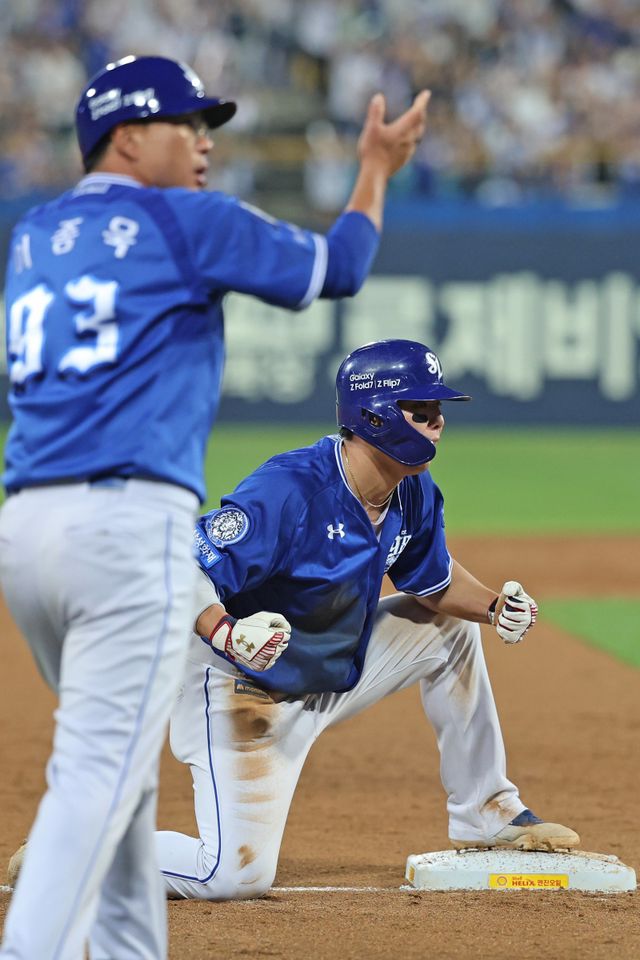 삼성 김영웅(오른쪽)이 24일 대구 롯데전에서 3회말 3루타를 쳐낸 뒤 환호하고 있다. 사진제공｜삼성 라이온즈