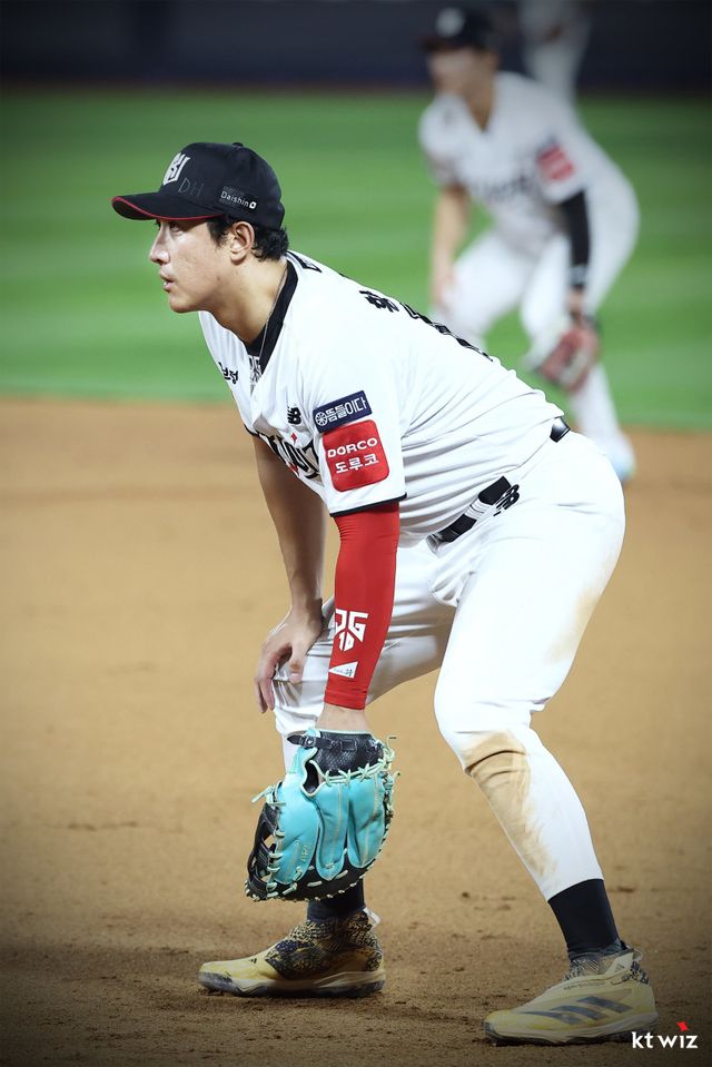 KT 황재균이 1루수 미트를 끼고 수비 동작을 취하고 있다. 사진제공｜KT 위즈