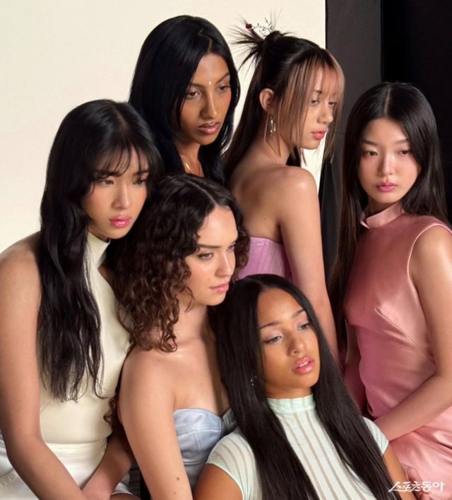 캣츠아이가 글로시에(Glossier) 립 오일 신제품 ‘립 글레이즈’ 캠페인 모델 컷, 사진출처| 글로시에