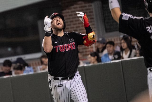 LG 오스틴은 25일 울산 롯데와 원정경기에서 4번타자 1루수로 선발출전해 홈런포를 포함 5타점으로 선두 수성에 힘을 보탰다. 사진제공｜LG 트윈스