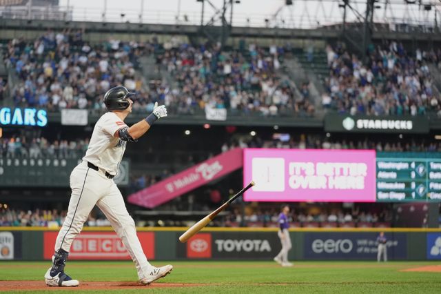 시애틀 랄리는 25일(한국시간) T-모바일파크에서 열린 ‘2025 MLB’ 콜로라도와 홈경기에서 2번타자 포수로 선발출전해 시즌 59·60홈런을 터트리며 포수, 스위치히터 최초의 60홈런 신기록을 수립했다. 시애틀(미 워싱턴주)｜AP뉴시스