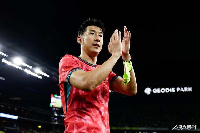 축구국가대표팀 주장 손흥민이 올해 A매치에서 리오넬 메시를 상대할 가능성은 없다. 9월 미국 원정으로 진행된 A매치를 마친 뒤 관중에게 감사를 전하는 모습. 사진제공｜대한축구협회