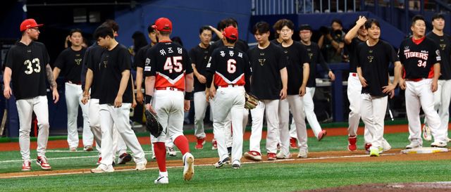 KIA는 25일 2025시즌 포스트시즌 탈락을 확정했다. 팀은 지난해 통합 우승을 차지했지만, 직후 시즌 곧바로 PS 경쟁에서 탈락하는 아픔을 맛봤다.｜뉴시스