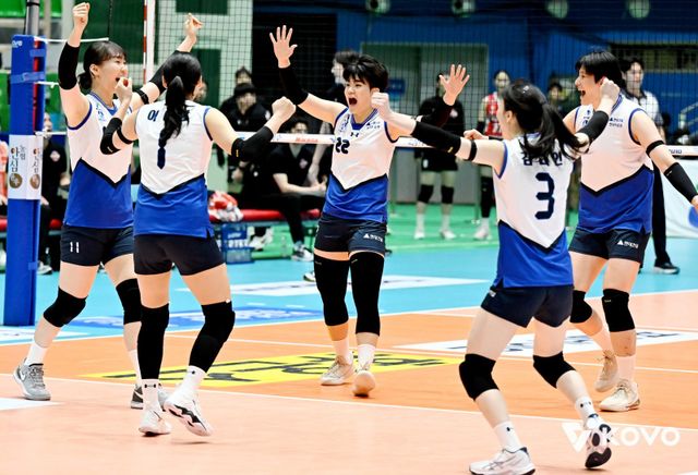 현대건설 선수들이 25일 프로배구 컵대회 여자부 조별리그 A조 경기에서 페퍼저축은행을 상대로 득점한 뒤 기뻐하고 있다. 사진제공｜KOVO