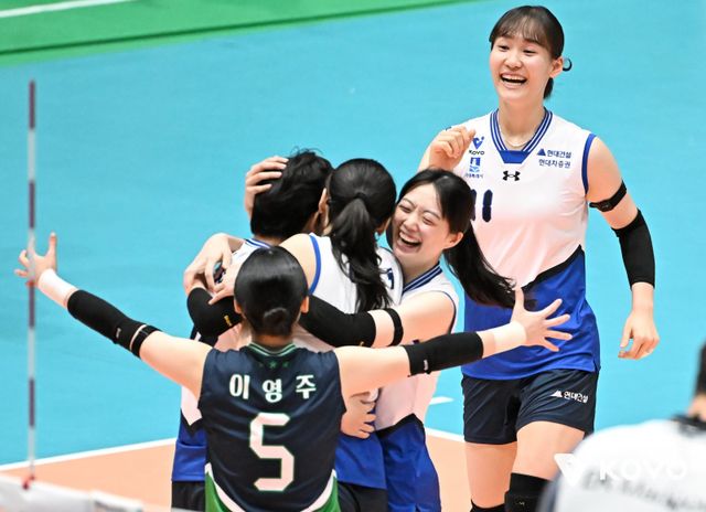 현대건설 선수들이 25일 프로배구 컵대회 여자부 조별리그 A조 경기에서 페퍼저축은행을 상대로 세트를 따낸 뒤 기뻐하고 있다. 사진제공｜KOVO