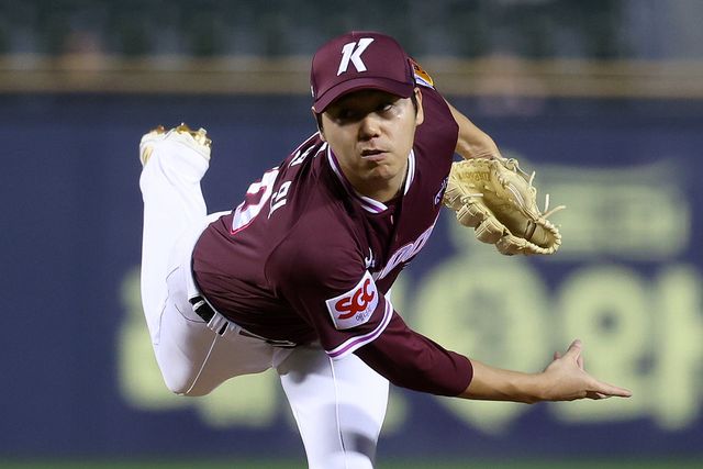 키움 하영민이 26일 오른쪽 팔꿈치 뼛조각 제거수술을 받는다. 올 시즌을 일찍 마감한 하영민은 25일 대구 삼성전에 앞서&nbsp;1군 엔트리에서 제외됐다. 뉴시스