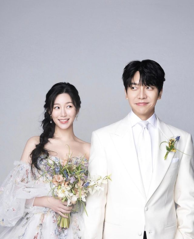 이승기의 장인이 140억 원대 주가 조작 혐의로 구속기소됐다가 최근 보석으로 풀리면서 논란이 이어지고 있다.이승기는 장인과의 관계 단절을 선언했으며, 방송 활동은 계획대로 이어가고 있다.사진출처|이다인SNS