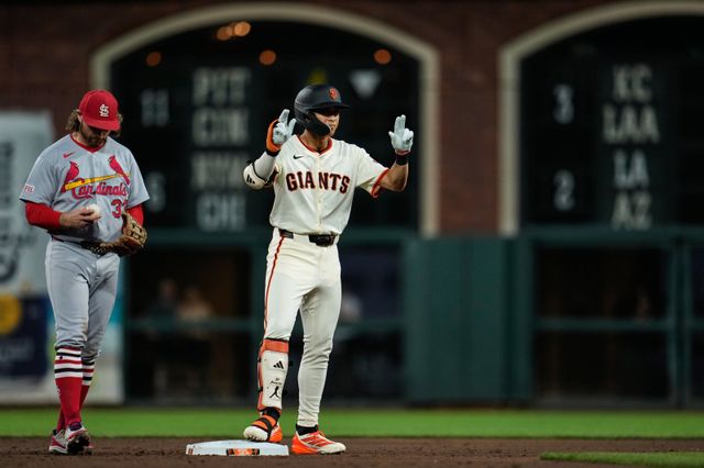샌프란시스코 이정후(오른쪽)는 25일(한국시간) 오라클파크에서 열린 ‘2025 MLB’ 세인트루이스와 홈경기에서 6번타자 중견수로 나서 4타수 1안타를 기록했다. 21경기 만에 장타가 나왔다. 샌프란시스코(미 캘리포니아주)｜AP뉴시스