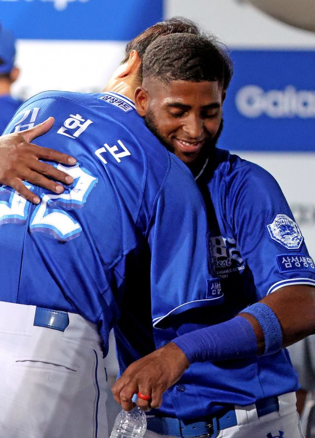 삼성 디아즈(오른쪽)가 25일 대구 키움전 5회말 1사 3루서 1타점 2루타를 쳐내며 147타점째를 올렸다. 2015년 박병호가 작성했던 KBO리그 단일시즌 최다타점(146타점) 기록을 경신했다. 디아즈가 김헌곤과 끌어안으며 기쁨을 나누고 있다. 대구ㅣ뉴시스