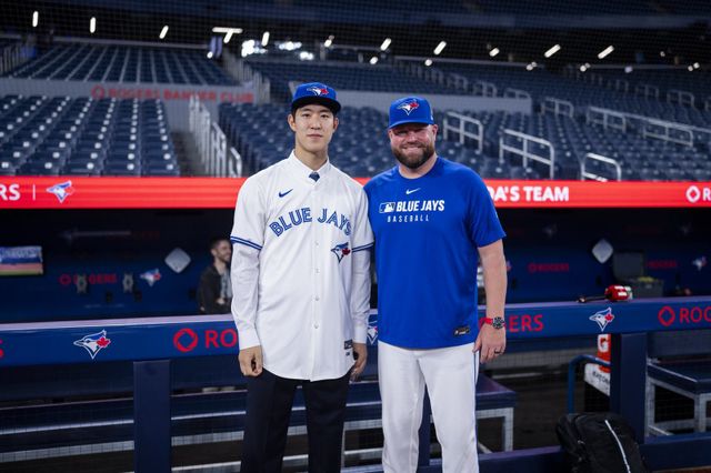 장충고 우완투수 문서준(왼쪽)은 25일(한국시간) 토론토와 150만 달러 규모의 아마추어 자유계약 맺으며 MLB 도전을 향한 첫 걸음을 내디뎠다. 그는 계약 체결 이후 존 슈나이더 토론토 감독과 기념 사진을 촬영했다. 사진제공｜토론토 블루제이스 공식 SNS