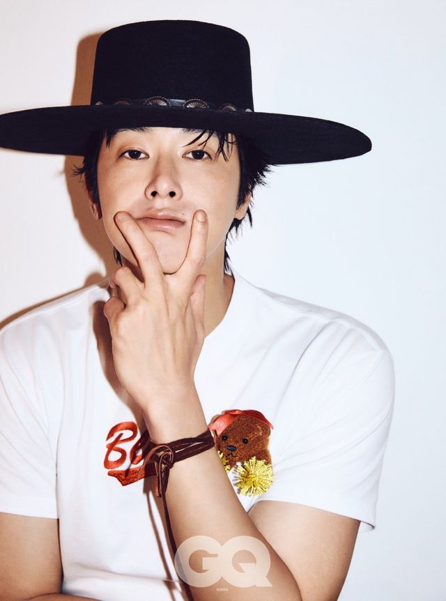 정윤호가 지큐 코리아 10월호 화보에서 다채로운 매력을 발산하며 카리스마를 뽐냈다. 디즈니+ ‘파인: 촌뜨기들’ 연기 소감과 팬들을 위한 정규 1집 준비 소식도 전했다. 사진제공|SM엔터테인먼트