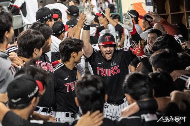 LG 오스틴(가운데)은 25일 울산 롯데와 원정경기에서 4번타자 1루수로 선발출전해 홈런포를 포함 5타점으로 선두 수성에 힘을 보탰다. 사진제공｜LG 트윈스