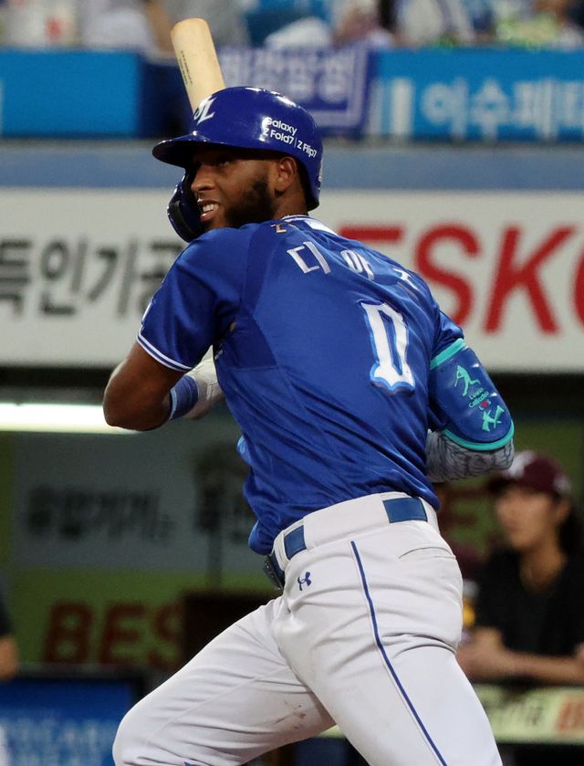 삼성 디아즈가 25일 대구 키움전 5회말 1사 3루서 1타점 2루타를 쳐내며 147타점째를 올렸다. 2015년 박병호가 작성했던 KBO리그 단일시즌 최다타점(146타점) 기록을 경신했다. 타구를 응시하는 디아즈. 대구ㅣ뉴시스