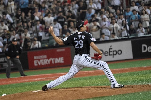 LG 손주영은 25일 울산 롯데와 원정경기에서 선발등판해 7이닝 무실점 호투로 선두 수성에 힘을 보탰다. 사진제공｜LG 트윈스