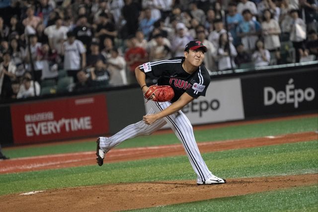 LG 손주영은 25일 울산 롯데와 원정경기에서 선발등판해 7이닝 무실점 호투로 선두 수성에 힘을 보탰다. 사진제공｜LG 트윈스