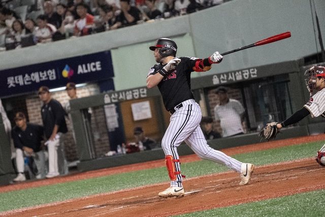 LG 오스틴은 25일 울산 롯데와 원정경기에서 4번타자 1루수로 선발출전해 홈런포를 포함 5타점으로 선두 수성에 힘을 보탰다. 사진제공｜LG 트윈스