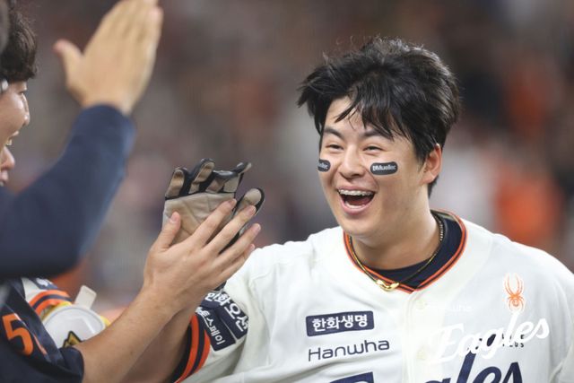 한화 노시환이 26일 대전한화생명볼파크에서 열린 LG와 홈경기 7회말 동점 득점을 올린 뒤 동료들과 기뻐하고 있다. 사진제공｜한화 이글스