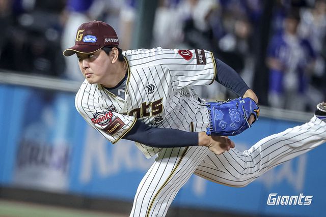 롯데 마무리 김원중이 26일 사직구장에서 열린 삼성과 홈경기에 구원등판해 역투하고 있다. 사진제공｜롯데 자이언츠