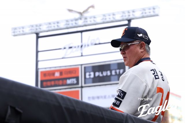 김경문 한화 감독이 27일 대전한화생명볼파크에서 열린 LG와 홈경기를 앞두고 훈련을 지켜보고 있다. 사진제공｜한화 이글스