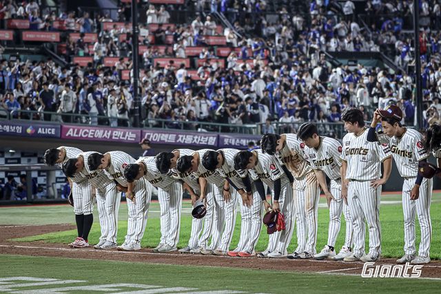 롯데 선수들이 26일 사직구장에서 열린 삼성과 홈경기를 마친 뒤 팬들에게 인사하고 있다. 사진제공｜롯데 자이언츠