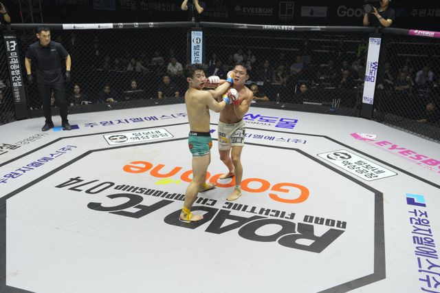 이정현(오른쪽)과 편예준이 27일 안산 상록수체육관에서 열린 ‘굽네 로드FC 074’ 메인이벤트 플라이급 타이틀전에서 치열한 타격전을 벌이고 있다. 사진제공｜로드FC