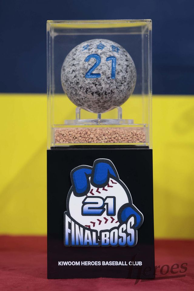 키움 구단이 오승환에게 선물한 트로피. 사진제공｜키움 히어로즈