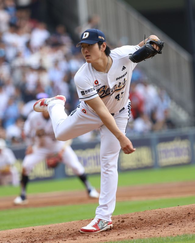두산 곽빈이 28일 잠실구장에서 열린 2025 KBO리그 롯데전에 선발등판해 힘차게 공을 던지고 있다. 곽빈은 7이닝 8탈삼진 2실점 호투로 팀의 7-2 승리를 이끌었다. 이날 곽빈은 직구 최고 구속이 시속 159㎞까지 나왔다. 강속구를 앞세워 시즌 5승(7패)째를 수확했다. 사진제공｜두산 베어스