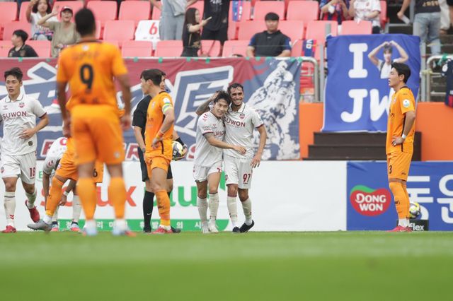 제주 선수들(주황색 유니폼)이 28일 제주월드컵경기장에서 열린 수원FC와 K리그1 홈경기에서 후반 초반 3번째 실점한 뒤 허탈해하고 있다. 사진제공｜한국프로축구연맹