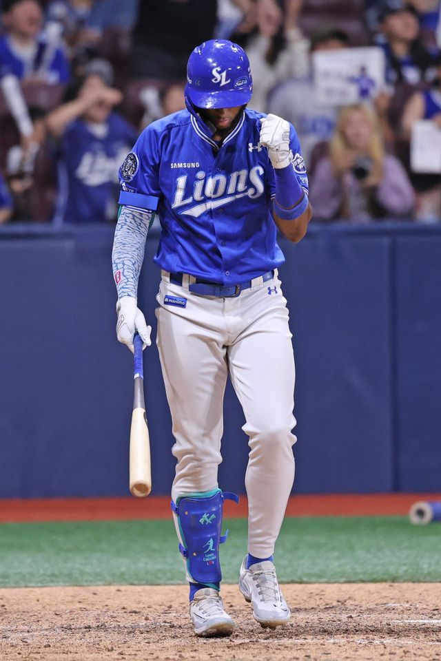 삼성 디아즈가 28일 고척 키움전에서 4타수 3안타 2타점의 맹타를 휘두르며 팀의 4-2 승리를 이끌었다. 9회초 2루타를 쳐낸 뒤 홈런으로 착각해 주먹을 불끈 쥐고 있는 디아즈. 사진제공｜삼성 라이온즈