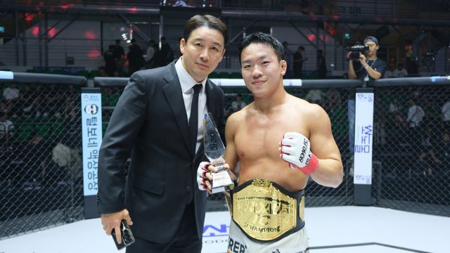 이정현(오른쪽)이 27일 안산 상록수체육관에서 열린 ‘굽네 로드FC 074’ 메인이벤트 플라이급 타이틀전에서 편예준을 상대로 1차 방어에 성공한 뒤 정문홍 로드FC 회장과 함께 사진촬영을 하고 있다. 사진제공｜로드FC