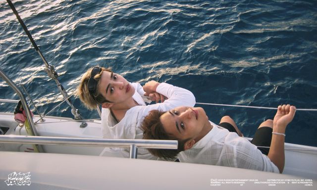 세븐틴 스페셜 유닛 에스쿱스X민규가 첫 미니앨범 ‘HYPE VIBES’를 통해 폭넓은 음악적 스펙트럼과 글로벌 아이코닉 듀오로서의 존재감을 입증한다. 사진제공 | 플레디스 엔터테인먼트