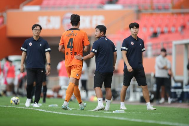 제주 수비수 송주훈이 28일 제주월드컵경기장에서 열린 수원FC와 K리그1 홈경기에서 전반전 도중 비신사적 행위로 퇴장을 당한 뒤 그라운드를 나가고 있다. 사진제공｜한국프로축구연맹