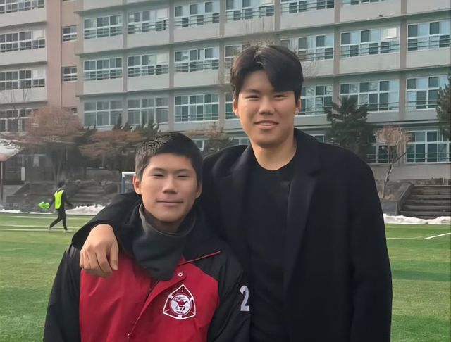 2026시즌부터 함께 프로야구 선수로 활약할 NC 김명규(왼쪽), 키움 김윤하 형제. 사진출처｜김윤하·김명규 본인 제공