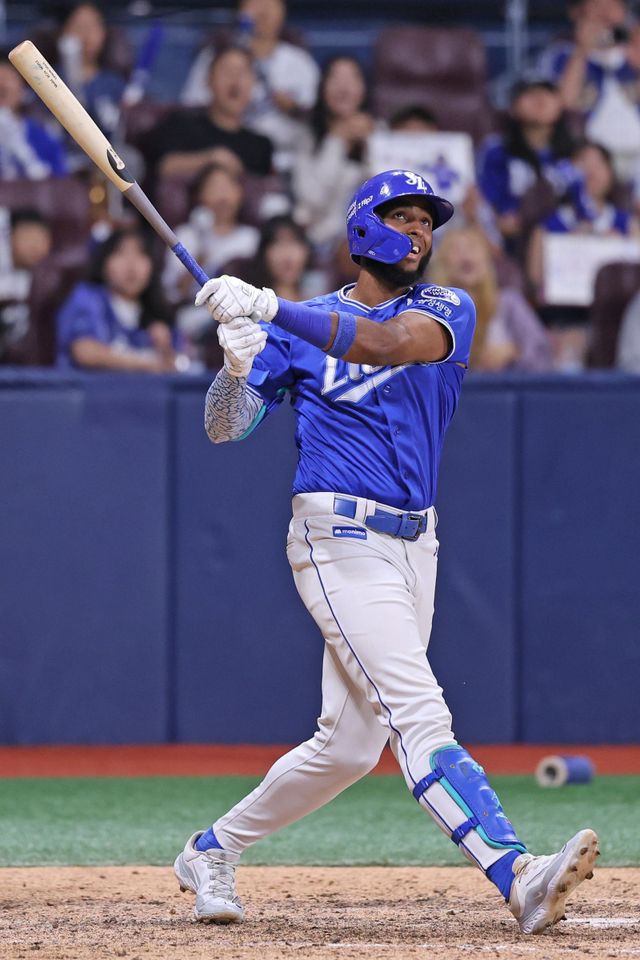 삼성 디아즈가 28일 고척 키움전에서 4타수 3안타 2타점의 맹타를 휘두르며 팀의 4-2 승리를 이끌었다. 9회초 2루타를 쳐낸 뒤 타구를 응시하는 디아즈. 사진제공｜삼성 라이온즈