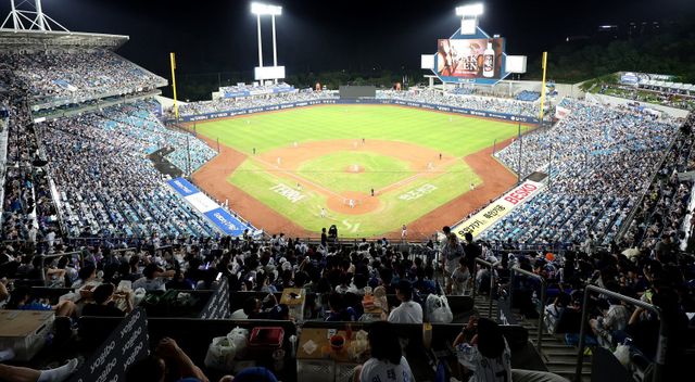 ‘2025 신한 SOL 뱅크 KBO리그’가 역대 최초로 1200만 관중을 돌파했다. 9일 역대 최초로 1100만 관중을 달성한 지 18일만이다. 삼성은 KBO리그 최초로 단일시즌 홈 관중 160만명을 돌파하며 뜨거운 인기를 자랑했다. 뉴시스
