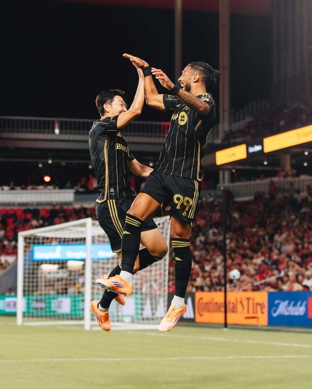 손흥민(왼쪽)과 드니 부앙가가&nbsp;28일(한국시간) 미국 미주리주 에너자이저 파크에서 열린&nbsp;메이저리그사커(MLS)&nbsp;정규리그 34라운드 세인트루이스와의 원정경기에서 선제골 직후 서로 손뼉을 마주치는 세리머니를 하고 있다. 사진출처｜LAFC 페이스북