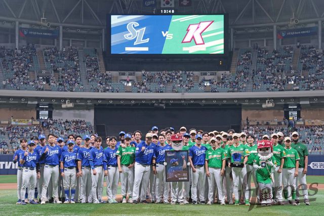 28일 고척스카이돔에서 ‘끝판대장’ 오승환의 은퇴 투어 행사가 열렸다. 직전 소속팀이었던 삼성의 모자를 착용한 이원석, 키움의 모자를 쓴 아리엘 후라도의 모습이 눈에 띈다. 사진제공｜키움 히어로즈