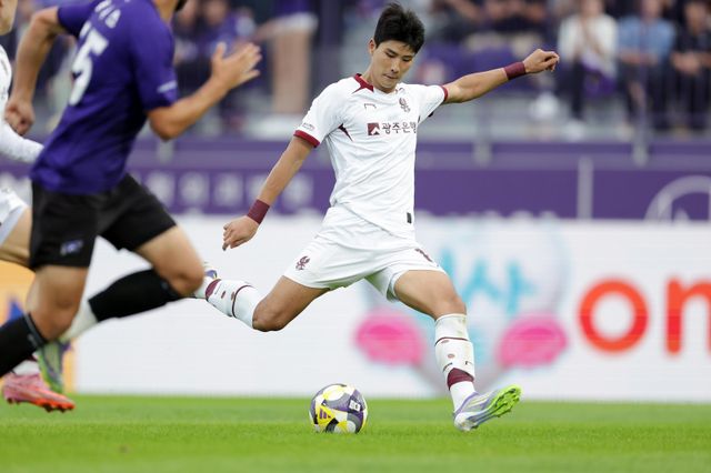 광주 박인혁이 28일 안양종합운동장에서 열린 FC안양과 K리그1 31라운드 원정경기에서 후반 5분 오른발 중거리 슛을 날리고 있다. 0-0으로 비긴 광주는 6위로 한 계단 올라서며 2년만의 파이널 A 진입에 한발짝 다가섰다. 사진제공│한국프로축구연맹