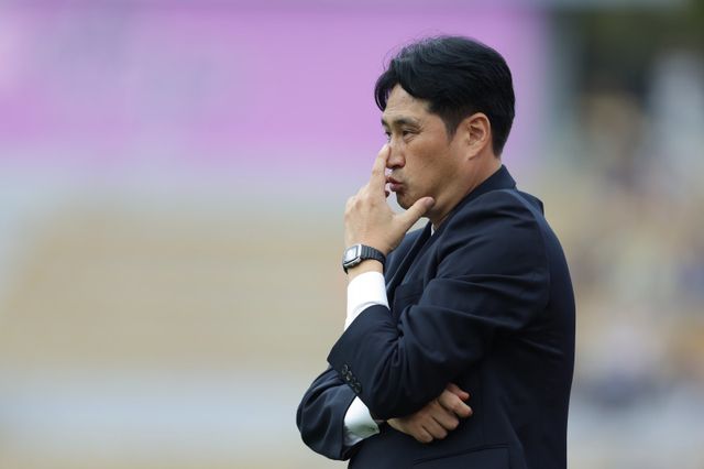 광주와 안양은 28일 안양종합운동장에서 열린 ‘하나은행 K리그1 2025’ 31라운드 경기에서 0-0으로 비겼다. 경기 중 선수들의 움직임을 관찰하고 있는 유병훈 안양 감독. 사진제공│한국프로축구연맹