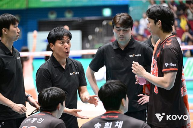 V리그 남자부 OK저축은행에 2025~2026시즌은 의미가 몹시 큰 시즌이다. 연고지를 이전한 첫 시즌이라 지난 시즌 최하위의 수모를 씻어야 한다는 의지가 크다. 이에 새 시즌 개막을 앞두고 ‘봄배구 전도사’ 신영철 감독(왼쪽 2번째)을 선임하는 승부수를 띄웠다. 사진제공│KOVO