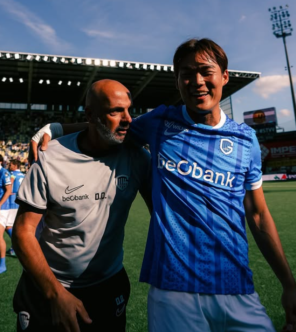 축구국가대표팀 공격수 오현규(오른쪽)가 28일(한국시간) 벨기에의 다이오와사비스타이엔 스타디움에서 열린 신트트라위던과 2025~2026시즌 벨기에 프로리그 9라운드 원정경기에서 1-1로 맞선 후반 추가시간 역전 결승골을 기록하며 팀의 2-1 역전승을 안겼다. 그의 꾸준한 출전과 득점은 다음달 안방에서 브라질, 파라과이와 평가전을 앞둔 대표팀에도 큰 도움이 될 것으로 보인다.사진출처│헹크 인스타그램