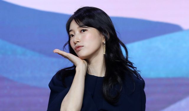 [서울=뉴시스] 김혜진 기자 = 배우 수지가 29일 오후 서울 강남구 조선 팰리스 서울에서 열린 넷플릭스 새 시리즈 ‘다 이루어질지니’ 제작발표회에서 포즈를 취하고 있다. 2025.09.29. jini@newsis.com