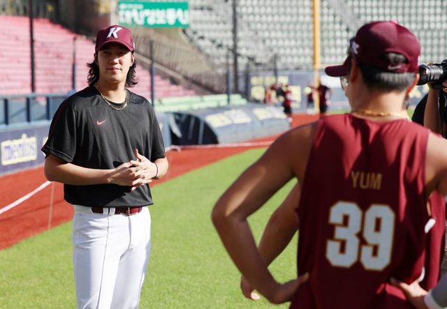 키움 안우진(왼쪽)은 올해 8월 팀 훈련 도중 오른쪽 어깨를 다쳐 내년 4~5월 복귀를 준비하고 있다. 2023시즌 이후 1군에 나서지 못했으나 그는 여전히 팀 마운드의 키워드다. 고척｜뉴시스