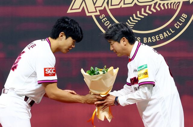 설종진 키움 감독(오른쪽)은 29일 고척스카이돔에서 열린 취임식에 참석하며 히어로즈 7대 감독으로서의 새출발을 알렸다. 고척｜뉴시스