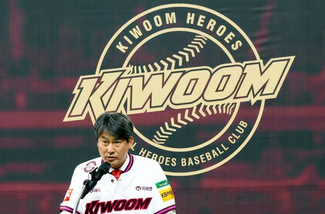 설종진 키움 감독은 29일 고척스카이돔에서 열린 취임식에 참석하며 히어로즈 7대 감독으로서의 새출발을 알렸다. 그는 2008년 키움 창단 당시 받았던 붉은 넥타이를 착용하며 의지를 다졌다. 고척｜뉴시스