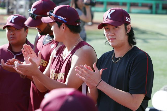 키움 안우진(오른쪽 첫 번째)은 올해 8월 팀 훈련 도중 오른쪽 어깨를 다쳐 내년 4~5월 복귀를 준비하고 있다. 2023시즌 이후 1군에 나서지 못했으나 그는 여전히 팀 마운드의 키워드다. 고척｜뉴시스