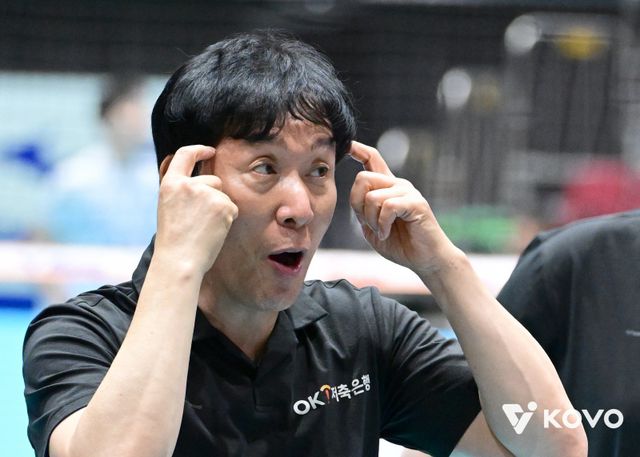 V리그 남자부 OK저축은행에 2025~2026시즌은 의미가 몹시 큰 시즌이다. 연고지를 이전한 첫 시즌이라 지난 시즌 최하위의 수모를 씻어야 한다는 의지가 크다. 이에 새 시즌 개막을 앞두고 ‘봄배구 전도사’ 신영철 감독을 선임하는 승부수를 띄웠다. 사진제공│KOVO