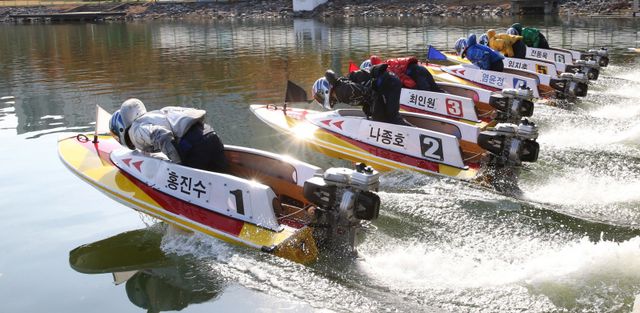 미사경정장에서 16기 홍진수와 나종호가 계류장을 출발하고 있다